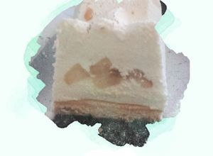 Une photo de Bûche entremet poire, caramel au beurre salé & Vanille