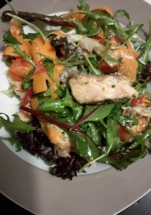 A picture of Filling healthy dinner: salmon salad with horsradish dressing and garlic bread on the side.