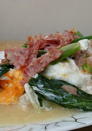 A picture of Noodle With Egg Broth / Wat Tan Hor.