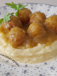 Una foto de Albóndigas de pollo en salsa de calabacín