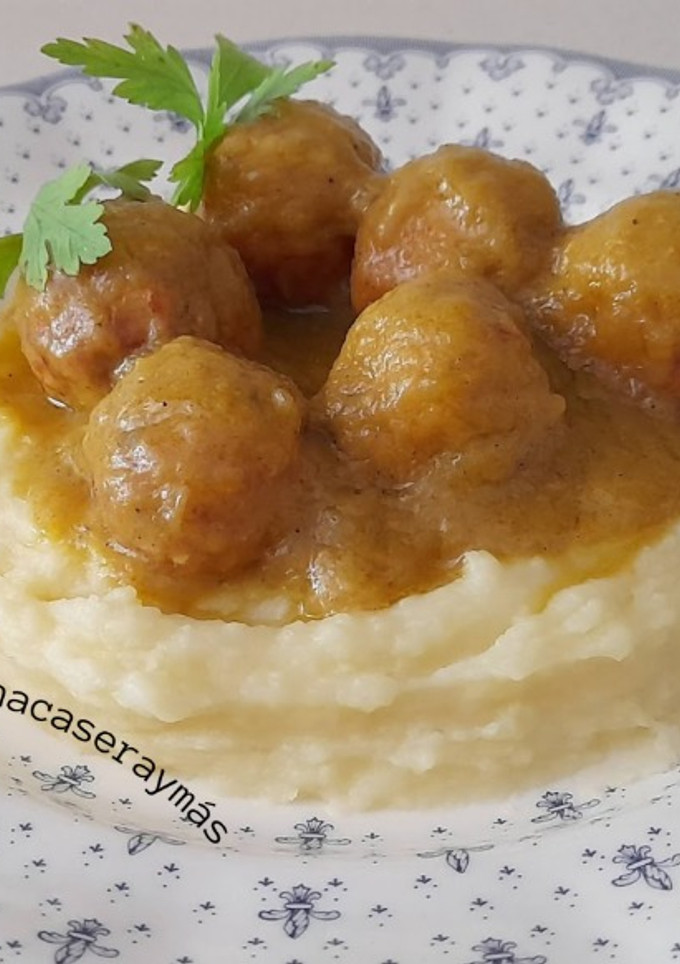 Una foto de Albóndigas de pollo en salsa de calabacín