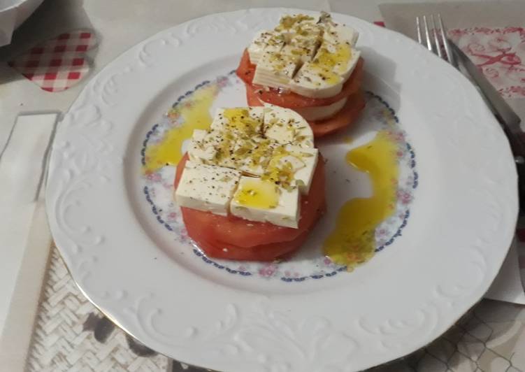 Montaditos de tomate y queso fresco