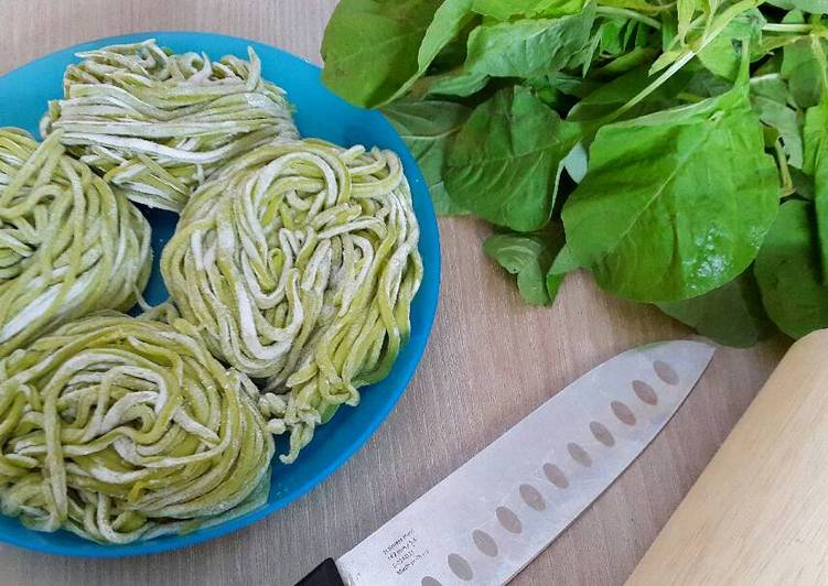 Mie Bayam (homemade spinach noodle)