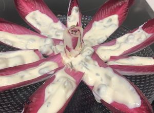 Una foto de Ensalada de endivia roja con salsa de yogur