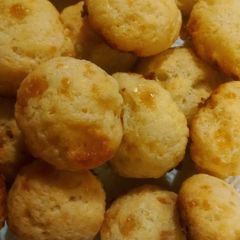 A picture of Cheese bread (Pão de queijo).