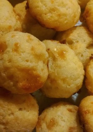 A picture of Cheese bread (Pão de queijo).