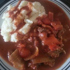 A picture of Kels slow cook beef and tomato casserole.