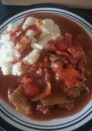 A picture of Kels slow cook beef and tomato casserole.