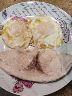 Una foto de Emperador a la plancha con huevos fritos