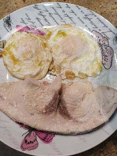 Una foto de Emperador a la plancha con huevos fritos