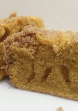 A picture of Carrot Muffins with Cinnamon Streusel Topping.