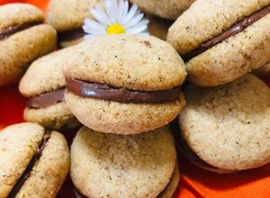 Foto di Baci di dama alle nocciole ripieni con nutella