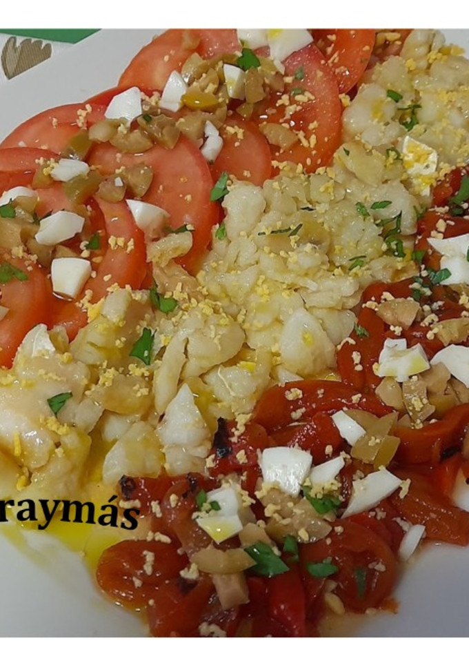 Una foto de Ensalada templada de pimientos asados y bacalao