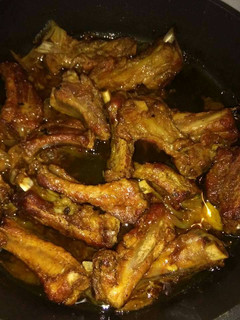 Una foto de Costillas de cerdo encebolladas