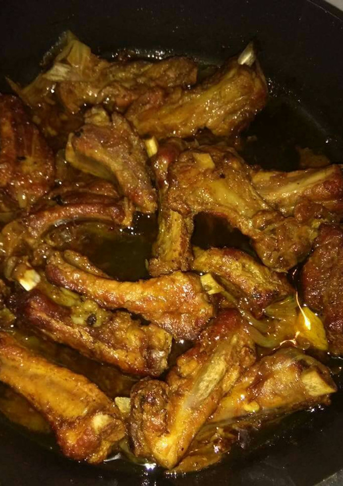 Una foto de Costillas de cerdo encebolladas