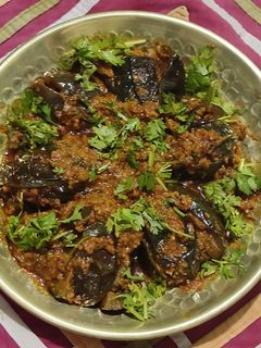 खानदेशी मसाले वांगी (khandeshi masala vangi recipe in marathi) रेसिपी चे मुख्य फोटो