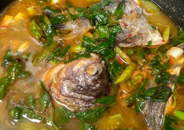 Pindang bumbu halus ikan bawal + daun kemangi