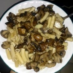 A picture of garlic portobello pasta sauce..