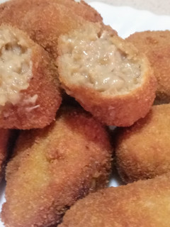 Una foto de Croquetas de pollo y cebolla caramelizada