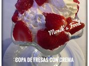 Una foto de postres frios de crema y chantilly