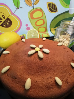 Una foto de Bizcocho de limón con almendras 🍋