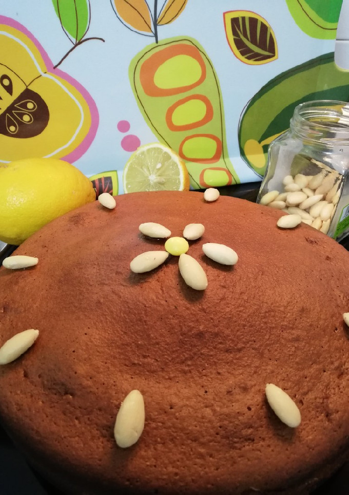 Una foto de Bizcocho de limón con almendras 🍋