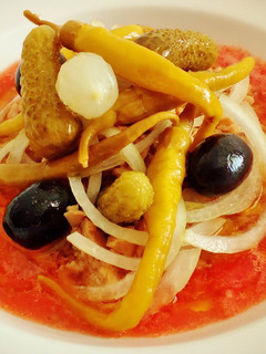 Una foto de Ensalada de piparras con otros