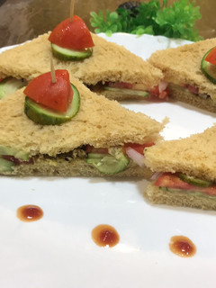खीरा प्याज़ टमाटर सैंडविच(keera pyaz tomato sandwich recipe in hindi) रेसिपी मुख्य फोटो