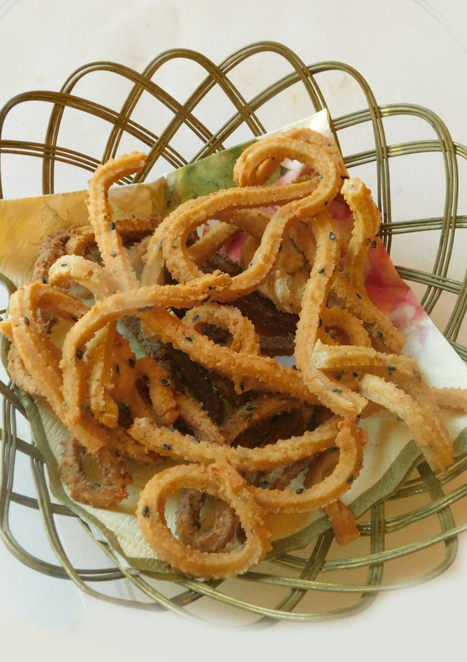 வெங்காய பூண்டு மணம் கலந்த முறுக்கு(murukku recipe in tamil) செய்முறை முக்கிய புகைப்படம்