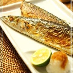A picture of Foolproof Salt-Grilled Pacific Saury in a Frying Pan.