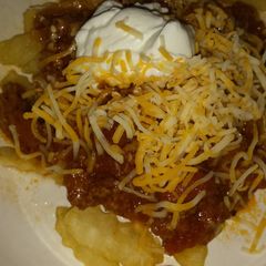 A picture of Chili cheese fries.