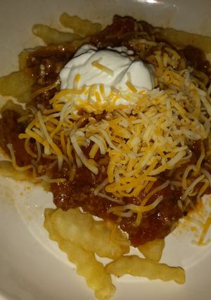 A picture of Chili cheese fries.