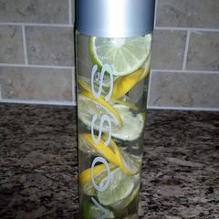 A picture of Detox Water lemon and lime.
