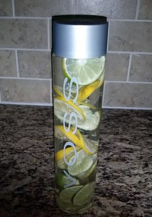 A picture of Detox Water lemon and lime.