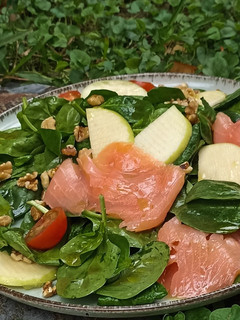 Una foto de Ensalada de espinacas y salmón