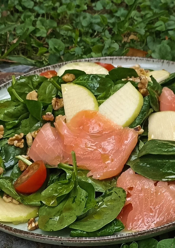 Una foto de Ensalada de espinacas y salmón