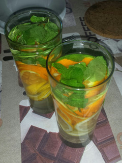 A picture of Detox Water.