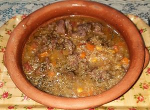 Una foto de Quinoa con carne en caldero