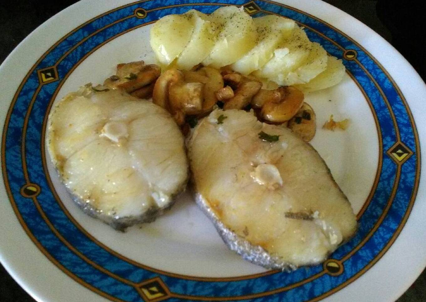 Merluza a la plancha con patata y champiñón al ajillo