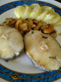 Una foto de Merluza a la plancha con patata y champiñón al ajillo