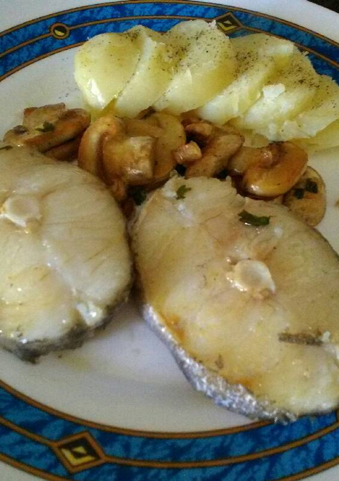 Una foto de Merluza a la plancha con patata y champiñón al ajillo