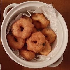 A picture of Ulunthu Vadai (Tamilnadu cuisine).
