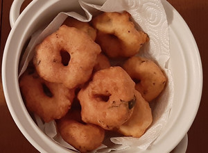 A picture of Ulunthu Vadai (Tamilnadu cuisine).