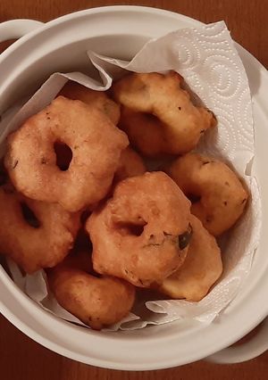 A picture of Ulunthu Vadai (Tamilnadu cuisine).
