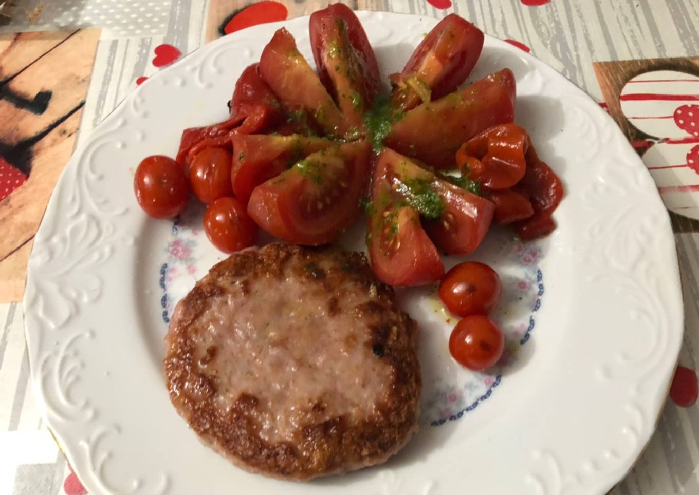 Hamburguesa de pollo con flor de tomate y pimiento asado