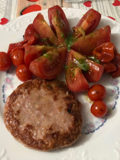 Una foto de Hamburguesa de pollo con flor de tomate y pimiento asado