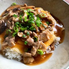 A picture of Omelette Rice with Ginger Pork Sauce.
