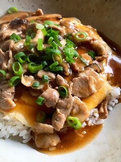 A picture of Omelette Rice with Ginger Pork Sauce.