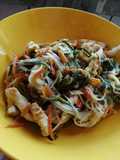 Spaghetti di riso alle verdure e pollo