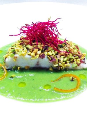 Foto di Branzino in crosta di pistacchi e crema di piselli, basilico e menta